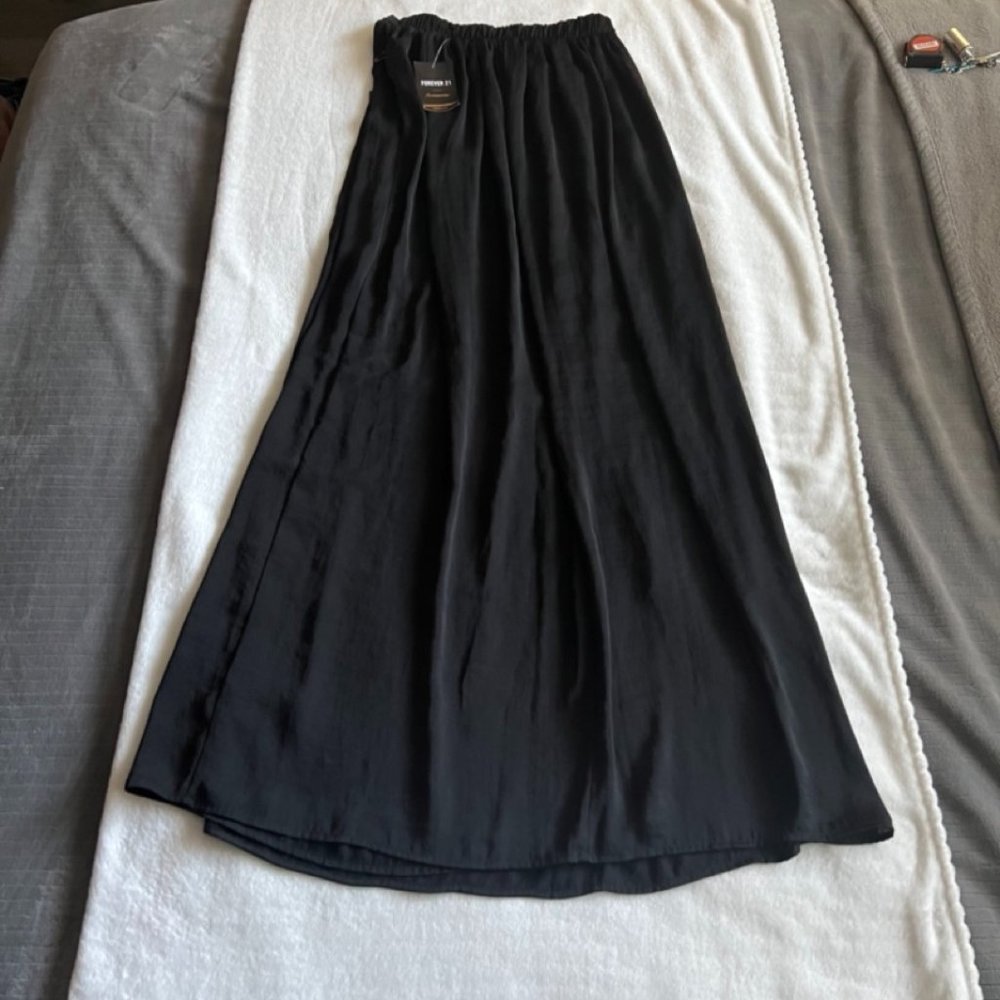New large black Skirt (M)